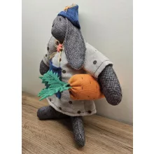 Kézzel készült textil nyuszi vintage ruhában, farmer anyagból