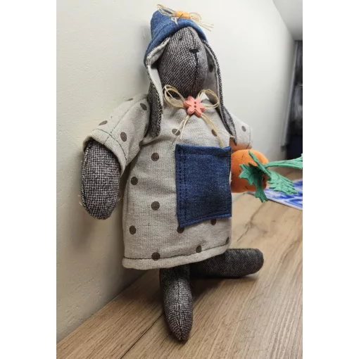 Kézzel készült textil nyuszi vintage ruhában, farmer anyagból
