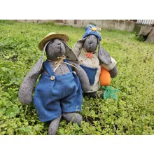 Kézzel készült textil nyuszi vintage ruhában, farmer anyagból