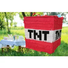 Minecraft Tnt bomba pinyáta édességekkel töltve egy vidám születésnapi bulin.