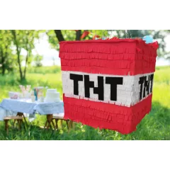 Minecraft Tnt bomba pinyáta édességekkel töltve egy vidám születésnapi bulin.