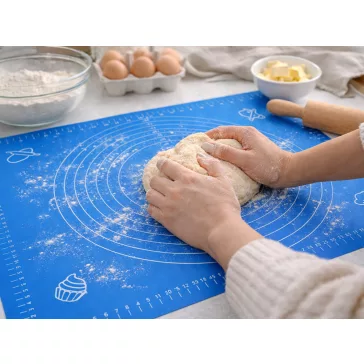70x50 cm-es kék szilikon nyújtólap mérőskálával tészta dagasztáshoz