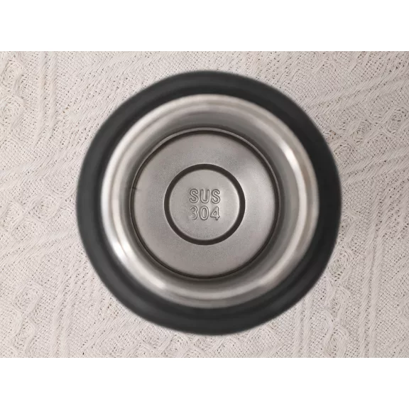 700 ml-es duplafalú fekete SUS 304 rozsdamentes acél termosz kulacs felnyitott szivárgásmentes kupakkal és integrált hordozófüllel
