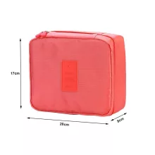 Lazac színű utazó kozmetikai táska nyitott állapotban, látható belső rekeszekkel és rendszerezővel