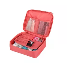 Lazac színű utazó kozmetikai táska nyitott állapotban, látható belső rekeszekkel és rendszerezővel