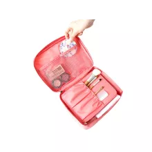 Lazac színű utazó kozmetikai táska nyitott állapotban, látható belső rekeszekkel és rendszerezővel