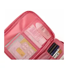 Lazac színű utazó kozmetikai táska nyitott állapotban, látható belső rekeszekkel és rendszerezővel