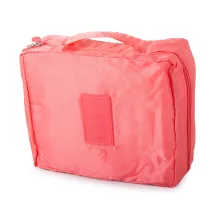 Lazac színű utazó kozmetikai táska nyitott állapotban, látható belső rekeszekkel és rendszerezővel