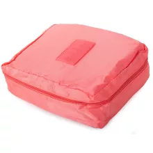 Lazac színű utazó kozmetikai táska nyitott állapotban, látható belső rekeszekkel és rendszerezővel