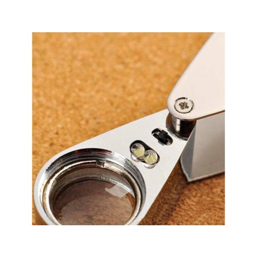 30x nagyítású összecsukható ezüst alumínium zsebnagyító 2 LED-del