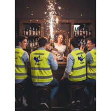 Sárga vagy narancssárga láthatósági biztonsági mellény fényvisszaverő csíkokkal, Legénybúcsú Brigád felirattal, férfiaknak