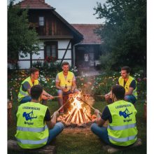 Sárga vagy narancssárga láthatósági biztonsági mellény fényvisszaverő csíkokkal, Legénybúcsú Brigád felirattal, férfiaknak