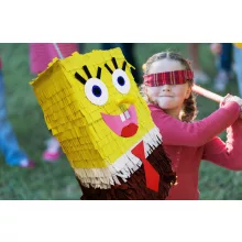 SpongyaBob Kockanadrág alakú színes party pinata szülinapi bulira.