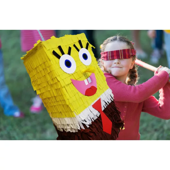 SpongyaBob Kockanadrág alakú színes party pinata szülinapi bulira.