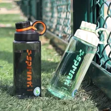 1 literes Tritán sport vizespalack, szivárgásmentes kialakítással, hordozó pánttal