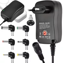 univerzális szabályozható hálózati adapter 6 cserélhető fejjel és USB porttal