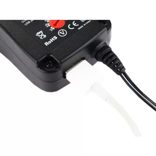 univerzális szabályozható hálózati adapter 6 cserélhető fejjel és USB porttal