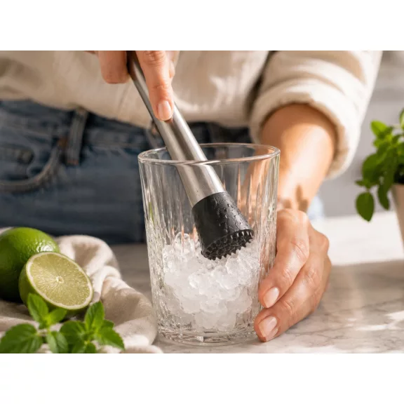 21 cm-es rozsdamentes acél bartender muddler koktéltörő fekete recézett műanyag fejjel, pohárba helyezett lime és menta zúzásához
