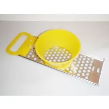 Nokedli, galuskaszaggató adagoló edénnyel