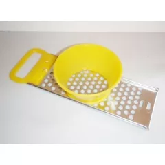 Nokedli, galuskaszaggató adagoló edénnyel