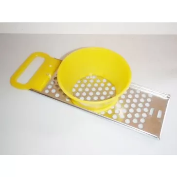 Nokedli, galuskaszaggató adagoló edénnyel