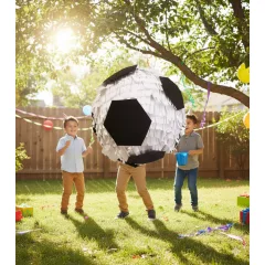 Klasszikus fekete-fehér focilabda alakú party pinata szülinapi zsúrra