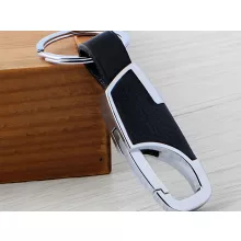Fém kulcstartó, karabíner, műbőr betét, ezüst fekete, elegáns kulcstartó, kulcsrendszerező, ajándék kulcstartó, modern design