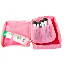 Rózsa színű utazó kozmetikai táska / turista rendszerező táska nyitott állapotban, látható belső rekeszekkel és cipzárral