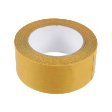 Ultra erős kétoldalas ragasztószalag egy tekercsben, mellette egy rögzített tárgyat mutatva