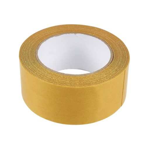 Ultra erős kétoldalas ragasztószalag egy tekercsben, mellette egy rögzített tárgyat mutatva