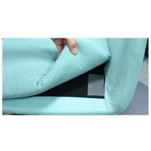 Ultra erős kétoldalas ragasztószalag egy tekercsben, mellette egy rögzített tárgyat mutatva