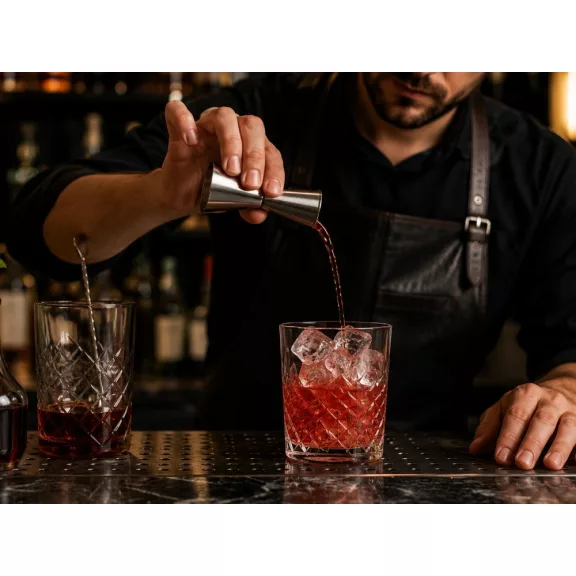 25 ml és 50 ml-es kétoldalas rozsdamentes acél bár jigger koktélmérce ezüst színben, háttérben koktélos kellékekkel