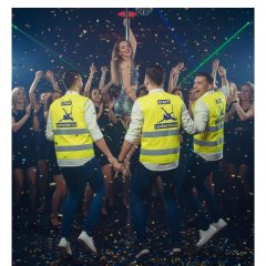 Láthatósági biztonsági mellény STAFF felirattal vagány mintával legénybúcsúhoz.