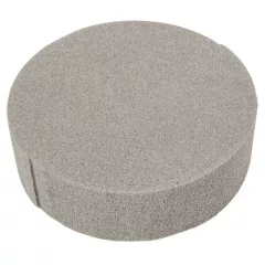 Száraz tűzőhab henger 22x7 cm méretben. Ideális szárazvirágokhoz és művirág dekorációkhoz, stabil és könnyen formázható.