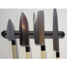 magneses-fali-kestarto-konyha.jpg" alt="Mágneses fali késtartó modern konyhában késekkel
