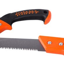 30 cm-es kézi kerti fűrész fekete-piros ergonomikus nyéllel és fekete műanyag tokkal