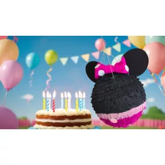 Pinyata Minnie édességekkel töltve egy vidám születésnapi bulin.