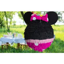 Pinyata Minnie édességekkel töltve egy vidám születésnapi bulin.
