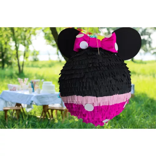 Pinyata Minnie édességekkel töltve egy vidám születésnapi bulin.