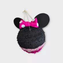 Pinyata Minnie édességekkel töltve egy vidám születésnapi bulin.