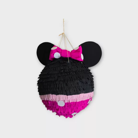 Pinyata Minnie édességekkel töltve egy vidám születésnapi bulin.