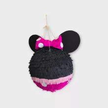 Pinyata Minnie édességekkel töltve egy vidám születésnapi bulin.