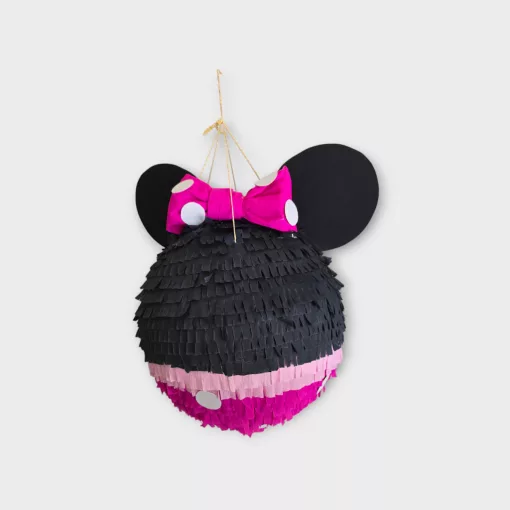 Pinyata Minnie édességekkel töltve egy vidám születésnapi bulin.
