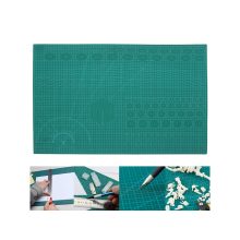 Öngyógyuló vágószőnyeg precíziós mérőskálával, centiméteres és szögjelölésekkel