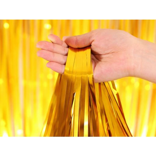 Arany színű csillogó fólia függöny öntapadós rögzítéssel fotóháttérhez