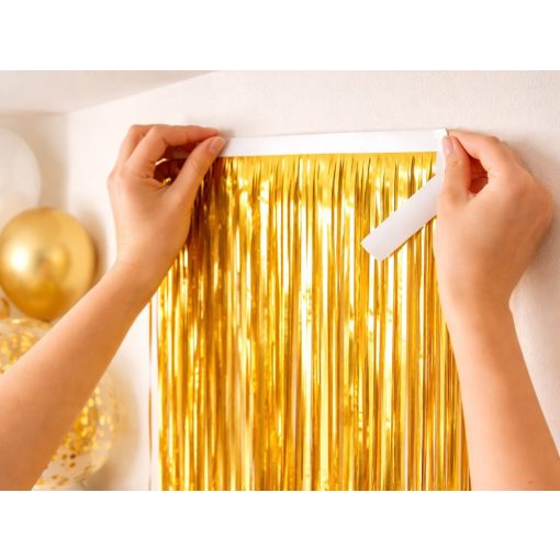 Arany színű csillogó fólia függöny öntapadós rögzítéssel fotóháttérhez