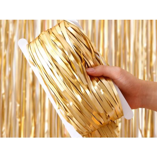 Arany színű csillogó fólia függöny öntapadós rögzítéssel fotóháttérhez