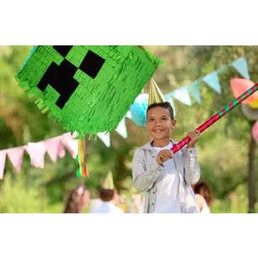 Minecraft pinyáta édességekkel töltve egy vidám születésnapi bulin.
