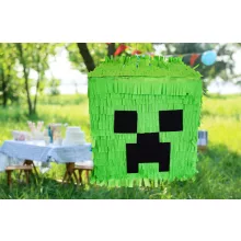 Minecraft pinyáta édességekkel töltve egy vidám születésnapi bulin.