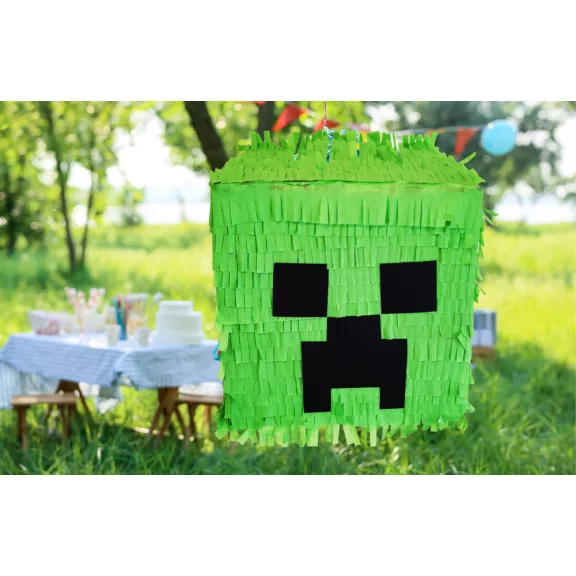 Minecraft pinyáta édességekkel töltve egy vidám születésnapi bulin.